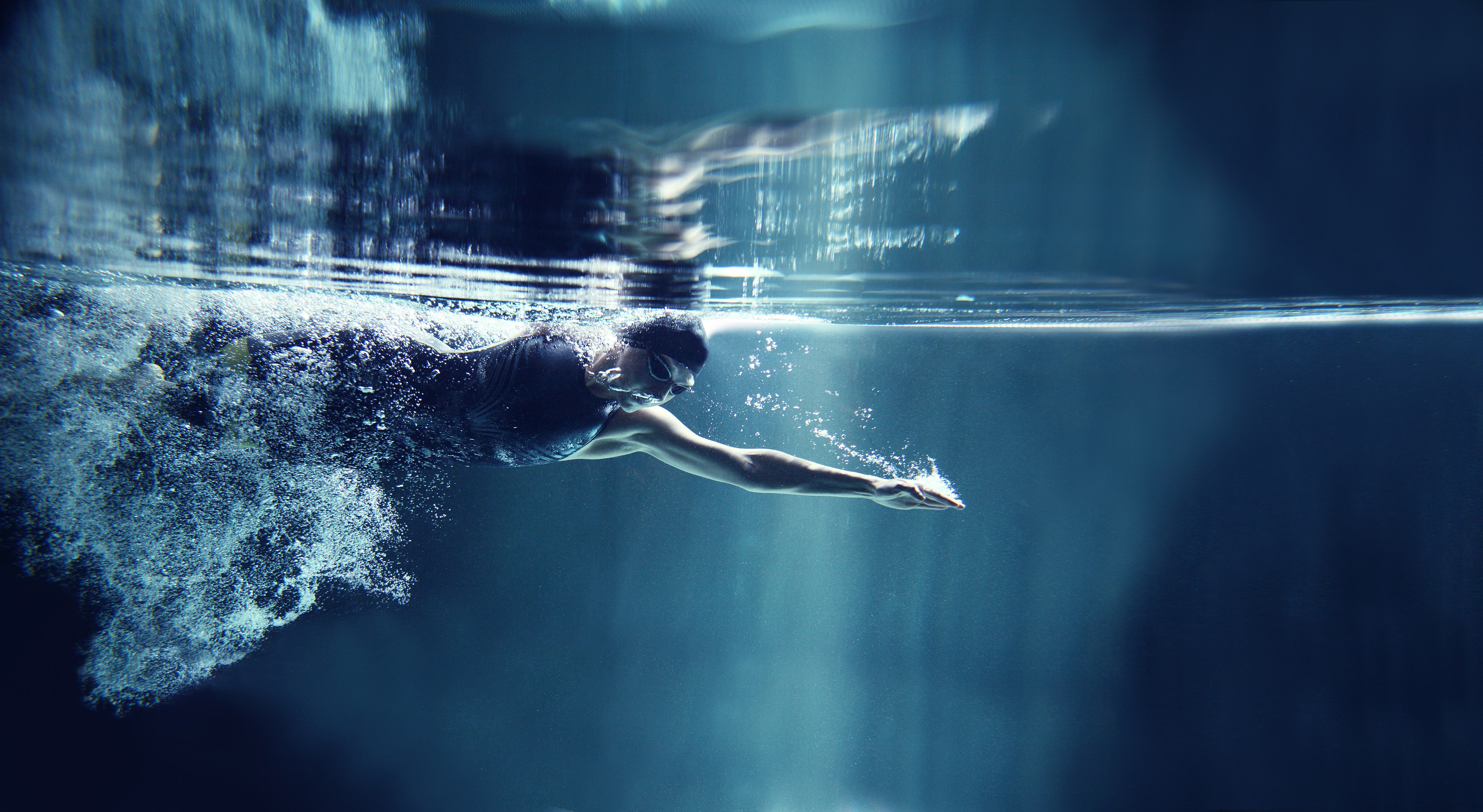 В воде происходят резкие. Человек плывет. Пловец под водой. Плавание (спорт). Плавание картинки.