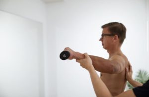 Fysioterapeutin ohjauksessa.