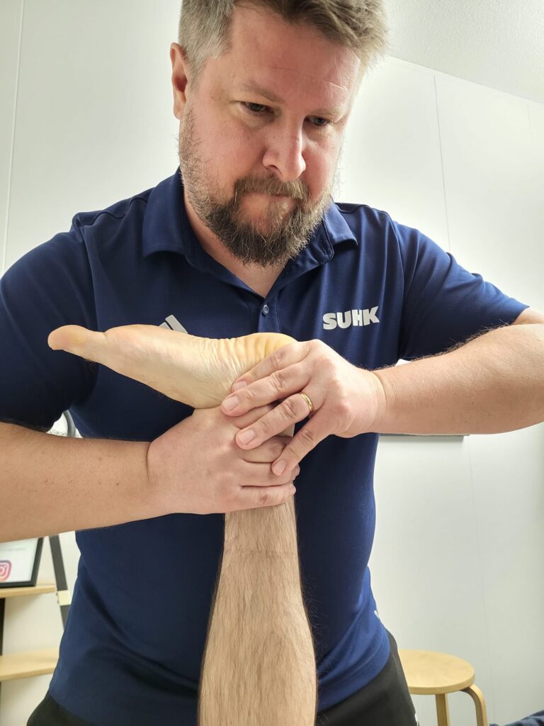 Nilkan mobilisointia osteopaatin toimesta